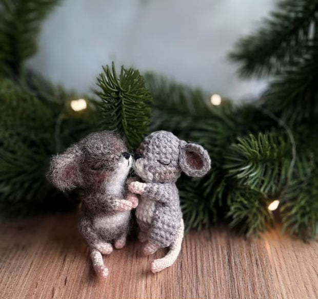 Mouse in the Clock – Crochet Pattern