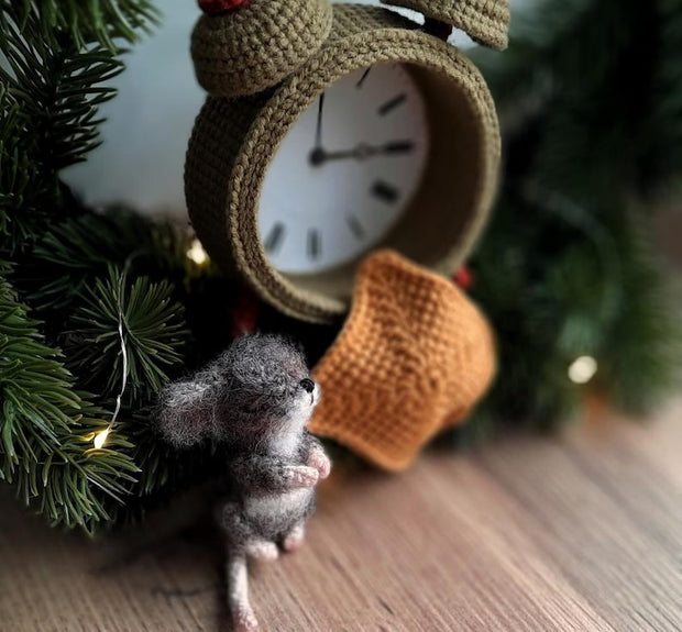 Mouse in the Clock – Crochet Pattern